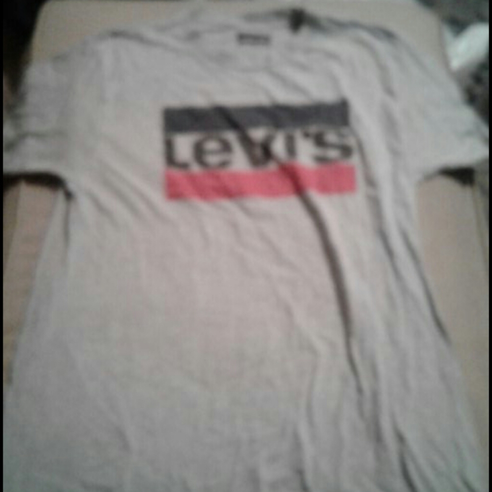 I am selling a Levi's mens tee shirt